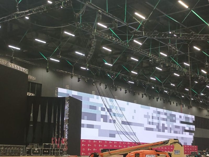 Plataforma articulada em evento