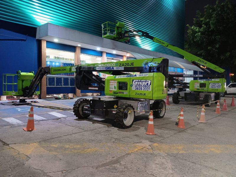 Plataforma tesoura em montagem