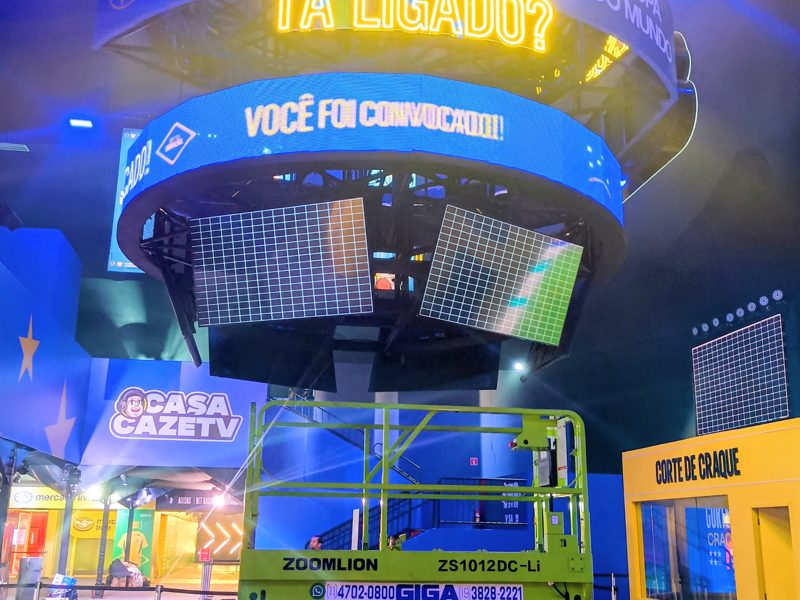 Plataforma GIGA RENTAL em montagem de evento