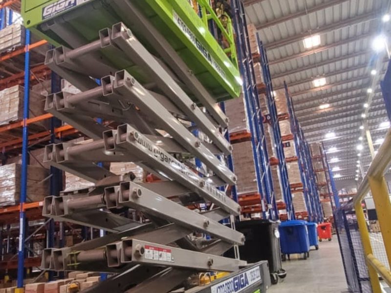 Plataforma tesoura em armazém GIGA RENTAL
